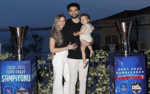 1654466024_Elijah_Bryant_ve_ailesi