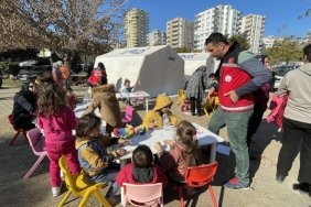 Deprem bölgesindeki çocuklara yaşadıklarını oyunlarla unutturmaya çalışıyorlar