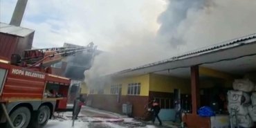 artvinde-cay-fabrikasinda-cikan-yangina-mudahale-ediliyor