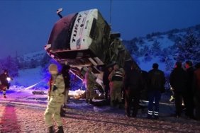 erzincanda-yolcu-otobusu-devrildi-2-kisi-hayatini-kaybetti