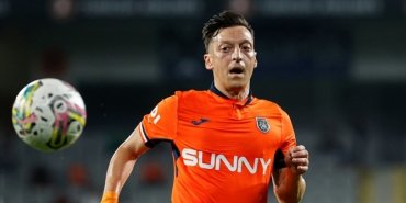mesut-ozil-sahalara-veda-ettigini-duyurdu
