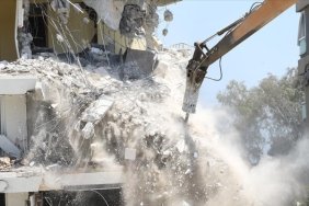 Hatay'da bina yıkım ve enkaz kaldırma devam ediyor