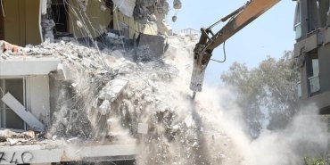 Hatay'da bina yıkım ve enkaz kaldırma devam ediyor