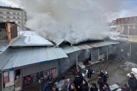 vandaki-halk-pazarinda-cikan-yangina-mudahale-ediliyor