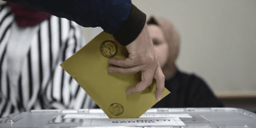 Cumhurbaşkanı Seçimi'nin 28 Mayıs Pazar günü yapılacak ikinci tur oylaması için yurt dışı temsilcilikler ve gümrük kapılarında oy verme işlemleri yarın başlayacak.