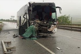balikesirde-lise-ogrencilerini-tasiyan-tur-otobusu-tira-carpti