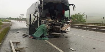 balikesirde-lise-ogrencilerini-tasiyan-tur-otobusu-tira-carpti
