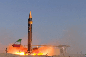 iran-yeni-balistik-fuzesini-tanitti