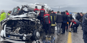 sivasta-tir-ile-yolcu-minibusunun-carpistigi-kazada-4-kisi-hayatini-kaybetti