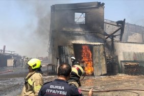 Bursa'da fabrikada çıkan yangına müdahale ediliyor