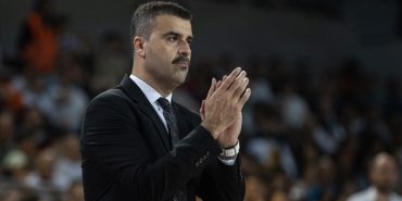 anadolu-efes-basketbol-takiminin-basantrenoru-erdem-can-oldu