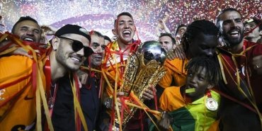 galatasaray-sampiyonluk-kupasini-kaldirdi