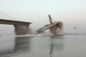 hindistanda-insaat-halindeki-kopru-ikinci-kez-coktu