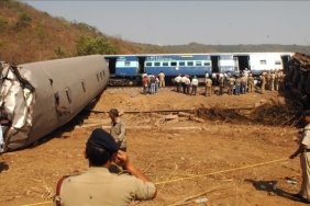 hindistanda-meydana-gelen-tren-kazasinda-hayatini-kaybedenlerin-sayisi-233e-yukseldi