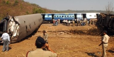 hindistanda-meydana-gelen-tren-kazasinda-hayatini-kaybedenlerin-sayisi-233e-yukseldi