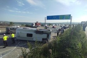 kocaelide-tira-carparak-devrilen-servis-aracindaki-13-isci-yaralandi