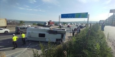 kocaelide-tira-carparak-devrilen-servis-aracindaki-13-isci-yaralandi