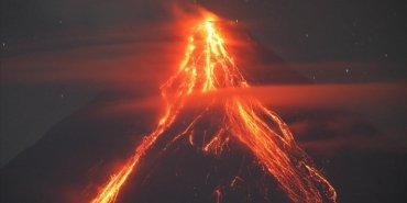 mayon-yanardagindaki-lav-akintilari-25-kilometre-mesafeye-ulasti