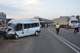 sanliurfada-tir-ile-minibusun-carpistigi-kazada-21-kisi-yaralandi