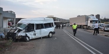 sanliurfada-tir-ile-minibusun-carpistigi-kazada-21-kisi-yaralandi