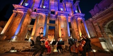 wiener-kammersymphonie-efes-antik-kentinde-sahne-aldi