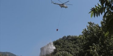 Bursa'da, Uludağ eteklerinde çıkan orman yangınının kontrol altına alınmasına çalışılıyor.