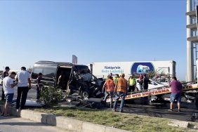 alanyada-tur-minibusunun-tirla-carpismasi-sonucu-2-kisi-hayatini-kaybetti