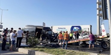 alanyada-tur-minibusunun-tirla-carpismasi-sonucu-2-kisi-hayatini-kaybetti