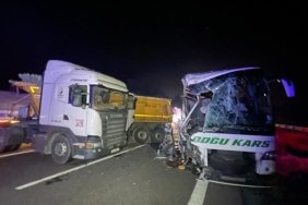 anadolu-otoyolunda-tir-ile-yolcu-otobusu-carpisti-18-kisi-yaralandi