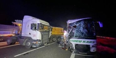 anadolu-otoyolunda-tir-ile-yolcu-otobusu-carpisti-18-kisi-yaralandi