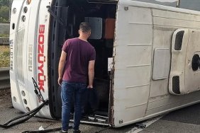 bilecikte-otomobilin-carptigi-isci-servisi-devrildi-11-kisi-yaralandi