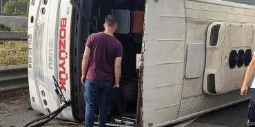 bilecikte-otomobilin-carptigi-isci-servisi-devrildi-11-kisi-yaralandi