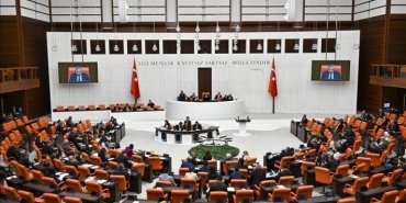 emur-maasinin-22-bin-17-liraya-cikarilmasini-emekli-ayliklarina-yuzde-25-zam-yapilmasini-bazi-vergi-artislarini-ongoren-kanun-teklifi-tbmm-genel-kurulunda-kabul-edildi
