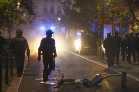fransiz-mahkemesi-17-yasindaki-genci-olduren-polisin-tutuklulugunun-devamini-kararlastirdi
