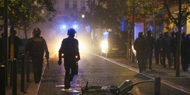 fransiz-mahkemesi-17-yasindaki-genci-olduren-polisin-tutuklulugunun-devamini-kararlastirdi
