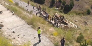 karsta-yolcu-otobusu-sarampole-devrildi-7-kisi-hayatini-kaybetti