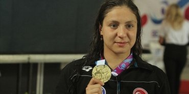milli-yuzucu-merve-tuncelden-gencler-avrupa-sampiyonasinda-altin-madalya