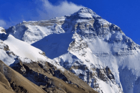 nepalde-everest-dagi-bolgesinde-6-kisiyi-tasiyan-helikopter-dustu