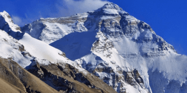 nepalde-everest-dagi-bolgesinde-6-kisiyi-tasiyan-helikopter-dustu