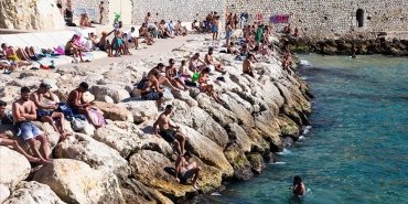 Fransa'da hükümet, aşırı sıcaklara karşı ücretsiz su dağıtımına başladı