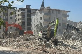 Hatay'da ağır hasarlı binaların yıkımı sürüyor
