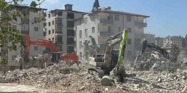 Hatay'da ağır hasarlı binaların yıkımı sürüyor