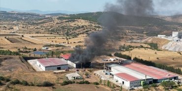 Manisa'da katı atık bertaraf tesisinde çıkan yangına müdahale ediliyor