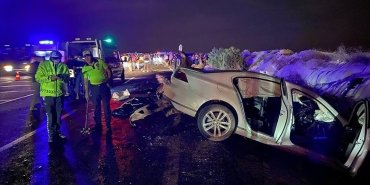 Nevşehir'in Ürgüp ilçesinde iki otomobilin karıştığı trafik kazasında 4 kişi yaşamını yitirdi, 2 kişi yaralandı.