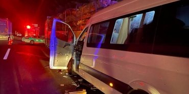 anadolu-otoyolunda-tira-carpan-minibusteki-20-kisi-yaralandi-1-kisi-yasamini-yitirdi