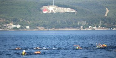 binlerce-yuzucu-canakkale-bogazini-gecmek-icin-kiyasiya-yaristi