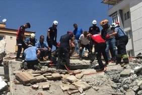 gaziantepte-yikim-sirasinda-coken-binanin-altinda-kalan-operatoru-kurtarma-calismasi-baslatildi