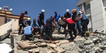gaziantepte-yikim-sirasinda-coken-binanin-altinda-kalan-operatoru-kurtarma-calismasi-baslatildi