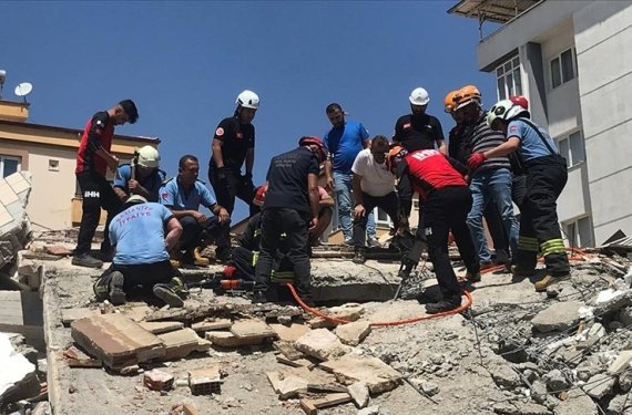 gaziantepte-yikim-sirasinda-coken-binanin-altinda-kalan-operatoru-kurtarma-calismasi-baslatildi