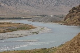 iran-kurakligin-pencesindeki-iraka-akan-nehrin-suyunu-kesti